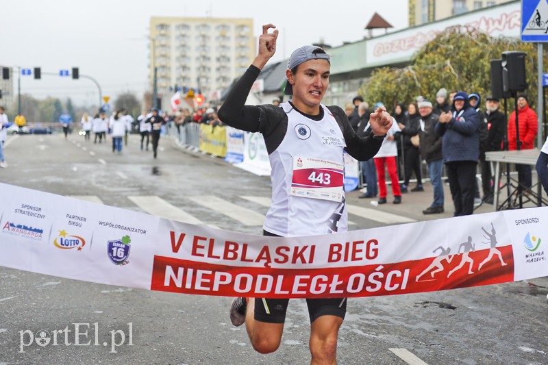 Elbląg, Marcin Spustek na mecie biegu Elbląg, Marcin Spustek na mecie biegu