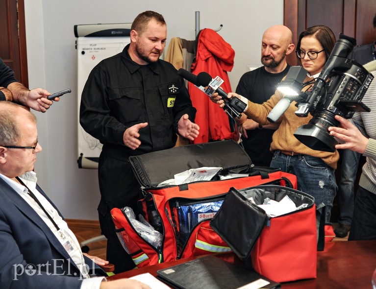 Elbląg, Naczelnik OSP Ratownictwo Wodne Jacek Songin prezentuje nowy sprzęt ratowniczy
