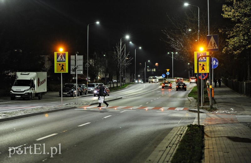 Elbląg, Tak teraz "uzbrojone" jest przejście dla pieszych na ul. Nowowiejskiej, w pobliżu szkoły