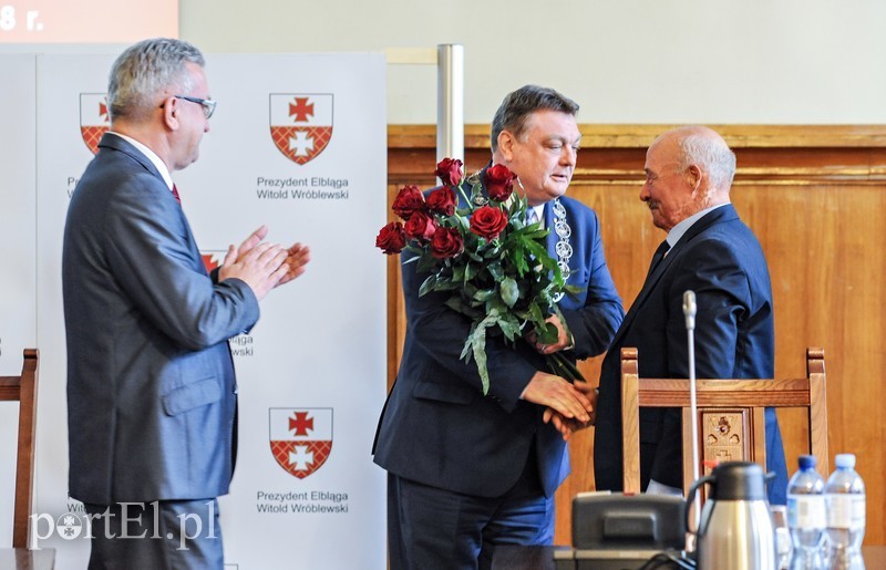 Elbląg, Witold Wróblewski przyjmuje gratulacje od Mieczysława Szałachowskiego i Janusza Nowaka Elbląg, Witold Wróblewski przyjmuje gratulacje od Mieczysława Szałachowskiego i Janusza Nowaka