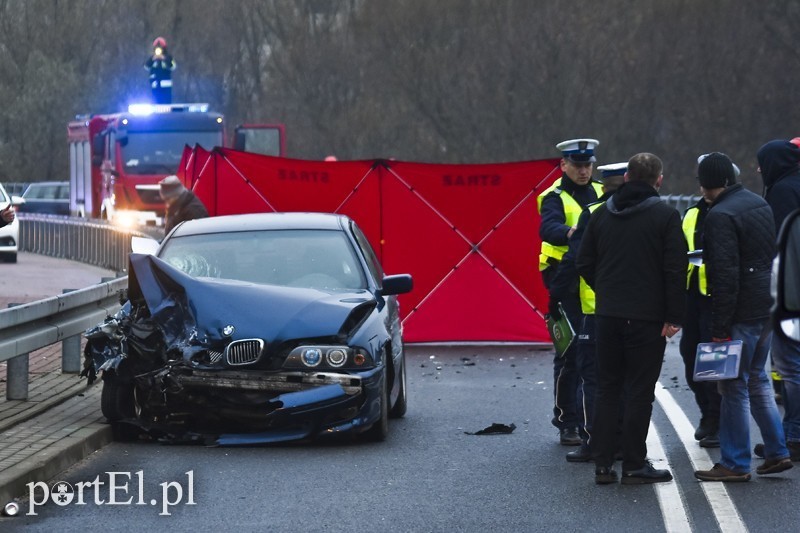 Elbląg, W sobotni poranek na Modrzewinie kierujący bmw śmiertelnie potrącił 49-letniego mężczyznę