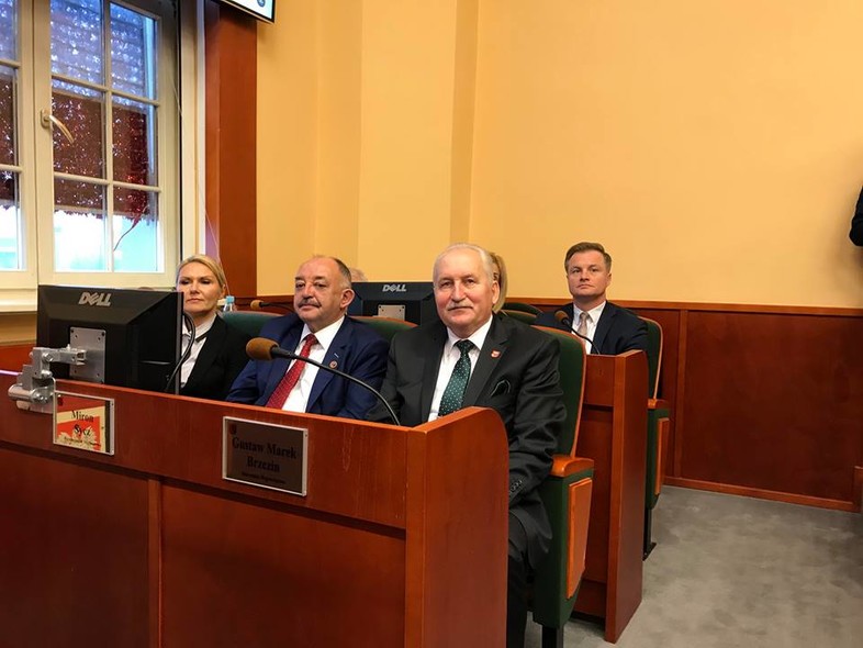 Elbląg, Gustaw Marek Brzezin nadal jest marszałkiem (foto z fan page'a Mirona Sycza na Facebooku, autor Borys Tucki) Elbląg, Gustaw Marek Brzezin nadal jest marszałkiem (foto z fan page'a Mirona Sycza na Facebooku, autor Borys Tucki)