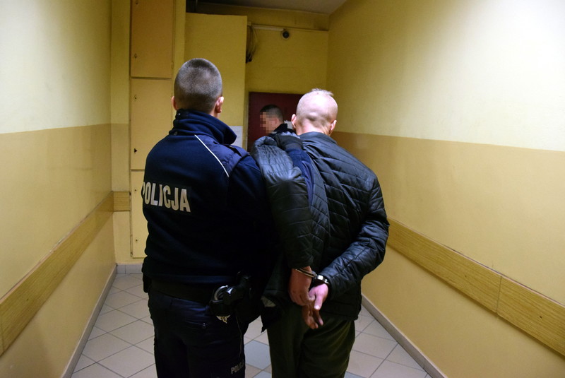 Elbląg, Podpalał samochody i okradał sklepy, złapali go policjanci Elbląg, Podpalał samochody i okradał sklepy, złapali go policjanci