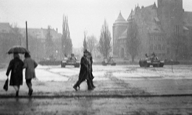 Elbląg, Czołgi na pl. Jedności Narodu (obecnie pl. Konstytucji) przed Prezydium Miejskiej Rady Narodowej (obecnie Urząd Miejski).17 lub 18.12.1970 r.