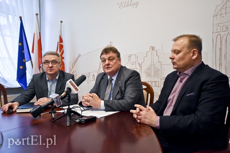 Elbląg, Na zdj. od lewej: wiceprezydent Janusz Nowak, prezydent Witold Wróblewski, radny Michal Missan Elbląg, Na zdj. od lewej: wiceprezydent Janusz Nowak, prezydent Witold Wróblewski, radny Michal Missan