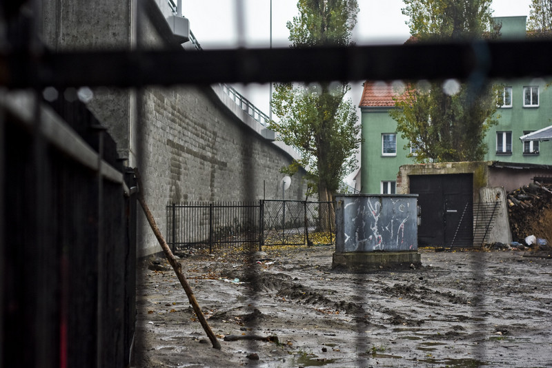 Elbląg, Pod wiaduktem przejścia nie ma