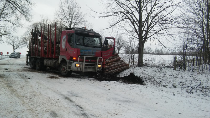 Elbląg, Trudne warunki na drogach – policjanci apelują o ostrożną jazdę