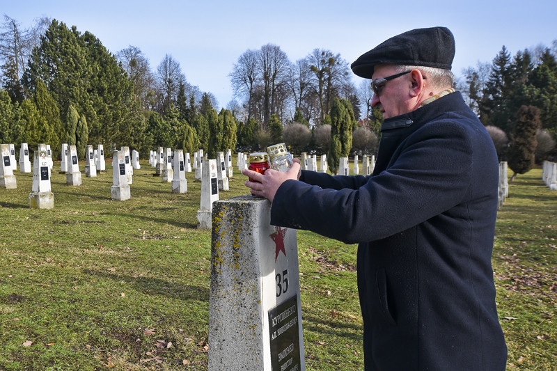 Elbląg, Wiceprezydent Elbląga Janusz Nowak zapalił znicze na grobach żołnierzy radzieckich