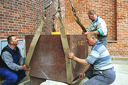 Elbląg, Na tym cokole stanie pomnik papieża Jana Pawła II