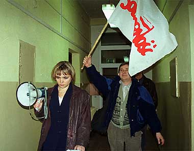 Elbląg, Okupacja biurowca Elzamu trwała 23 dni. Na zdjęciu z megafonem Maria Kosecka