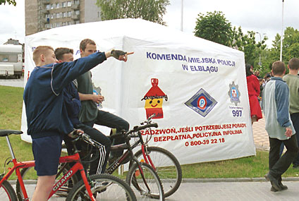 Elbląg, W policyjnym namiocie dyżury pełnią dzielnicowi, jak również psychologowie, pracownicy Monaru czy firm ubezpieczeniowych Elbląg, W policyjnym namiocie dyżury pełnią dzielnicowi, jak również psychologowie, pracownicy Monaru czy firm ubezpieczeniowych