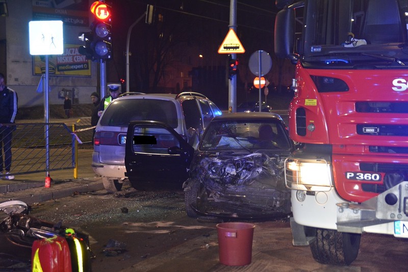 Elbląg, Pijany 19-latek szalał autem na ul. Dąbka. Oto skutek