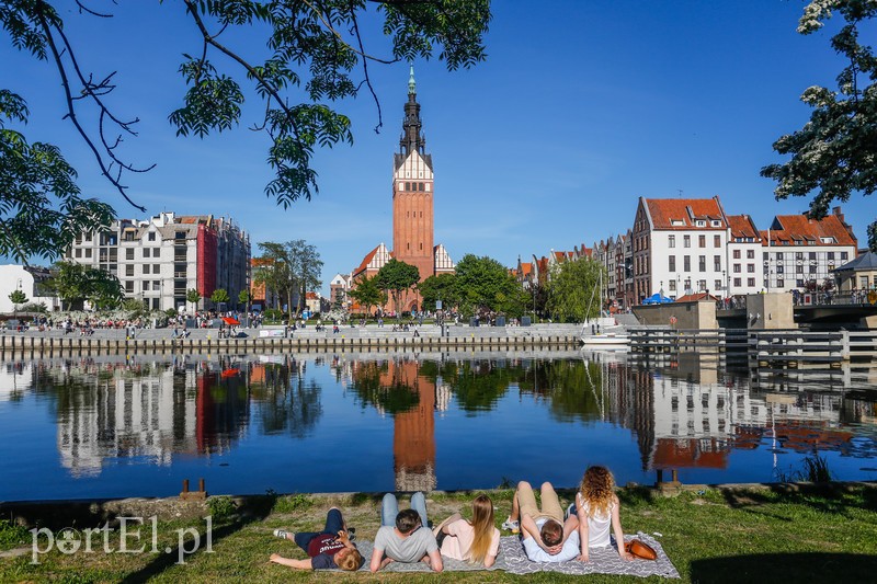 Elbląg, W słoneczne dni elblążanie chętnie odpoczywają nad rzeką