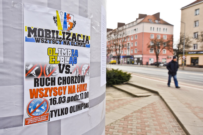 Elbląg, W lewym dolnym rogu na plakatach pojawiły się hasła obrażające kibiców Ruchu