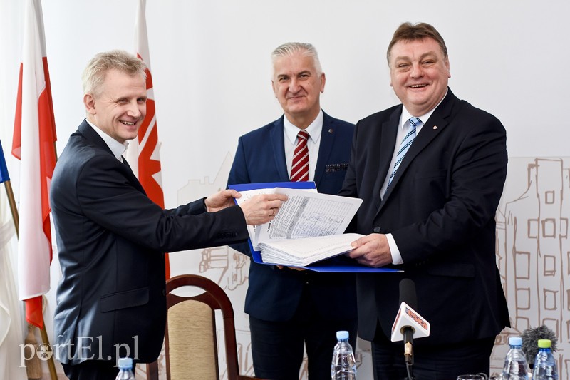 Elbląg, Petycję z podpisami przekazał dziś prezydentowi Elbląga Daniel Lewandowski z biura konstruktycjnego GE