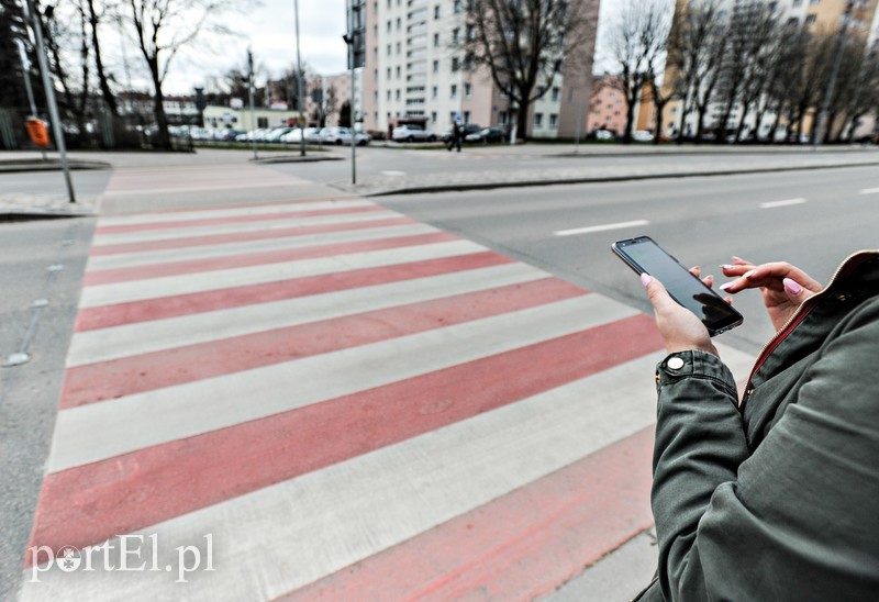 Elbląg, Piesi na przejściu powinni skupić się na realiach, a nie na wirtualnej rzeczywistości Elbląg, Piesi na przejściu powinni skupić się na realiach, a nie na wirtualnej rzeczywistości
