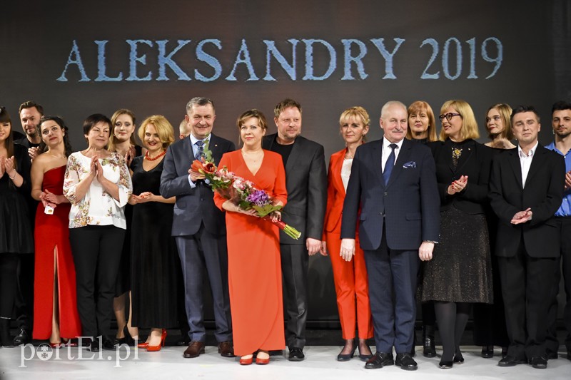 Elbląg, Teresa Suchodolska i Artur Hauke (oboje w środku) w otoczeniu aktorów i gości gali