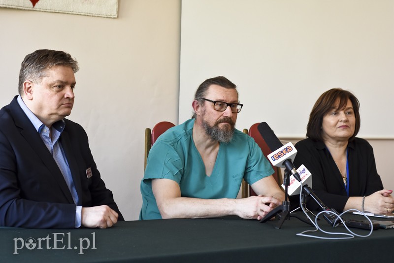 Elbląg, Dr Mirosław Kulmaczewski (na zdj. w środku) wykonał pierwszą w kraju operację wszczepienia do nadgarstka części protezy stupy