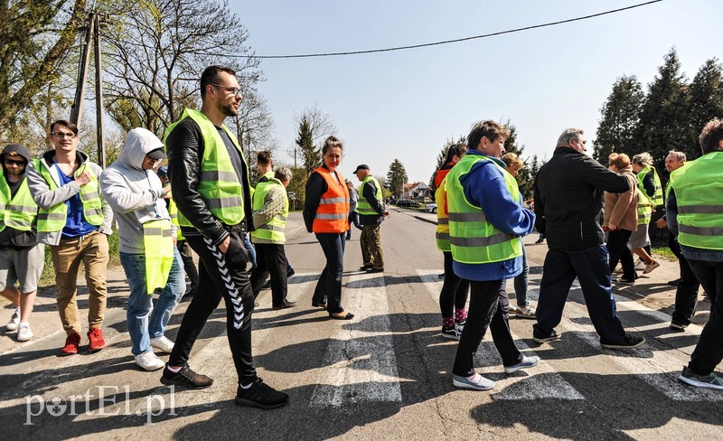 Elbląg, Mieszkańcy Gronowa Górnego zablokowali ul. Szafirową Elbląg, Mieszkańcy Gronowa Górnego zablokowali ul. Szafirową