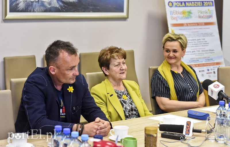 Elbląg, Piotr Pogon (od lewej), Wiesława Pokropska i Anna Podhorodecka opowiadali o elbląskich Polach Nadziei Elbląg, Piotr Pogon (od lewej), Wiesława Pokropska i Anna Podhorodecka opowiadali o elbląskich Polach Nadziei