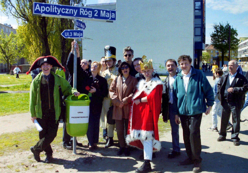 Elbląg, Dziennikarze przy Apolitycznym Rogu 2 Maja Elbląg, Dziennikarze przy Apolitycznym Rogu 2 Maja