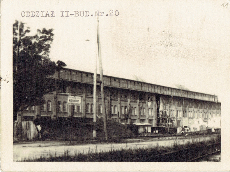 Elbląg, Hala nr 20 – stan chyba w trakcie odbudowy po pożarze w 1947 roku – po prawej tory kolejowe – zakładowe (arch. Jerzego Wojewskiego)