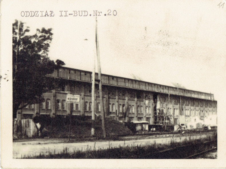 Elbląg, Hala nr 20 – stan chyba w trakcie odbudowy po pożarze w 1947 roku – po prawej tory kolejowe – zakładowe (arch. Jerzego Wojewskiego) Elbląg, Hala nr 20 – stan chyba w trakcie odbudowy po pożarze w 1947 roku – po prawej tory kolejowe – zakładowe (arch. Jerzego Wojewskiego)