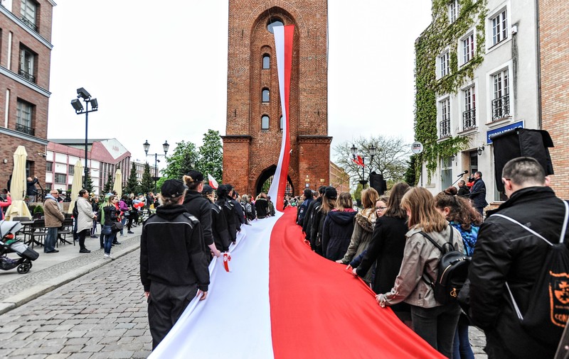 Elbląg, Długa, biało - czerwona flaga została zawieszona na Bramie Targowej Elbląg, Długa, biało - czerwona flaga została zawieszona na Bramie Targowej
