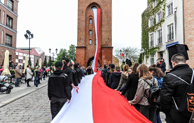 Elbląg, Długa, biało - czerwona flaga została zawieszona na Bramie Targowej