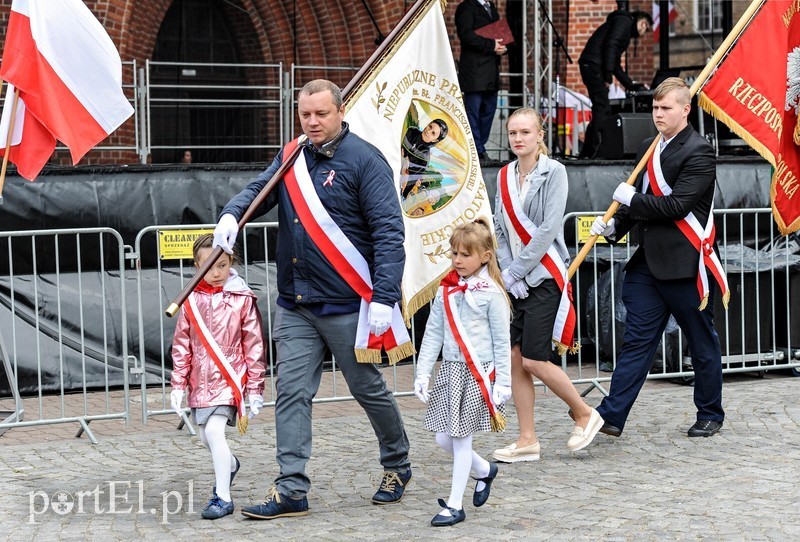 Elbląg, W miejskich obchodach rocznicy uchwalenia Konstytucji 3 Maja udział brali dorośli, dzieci i młodzież