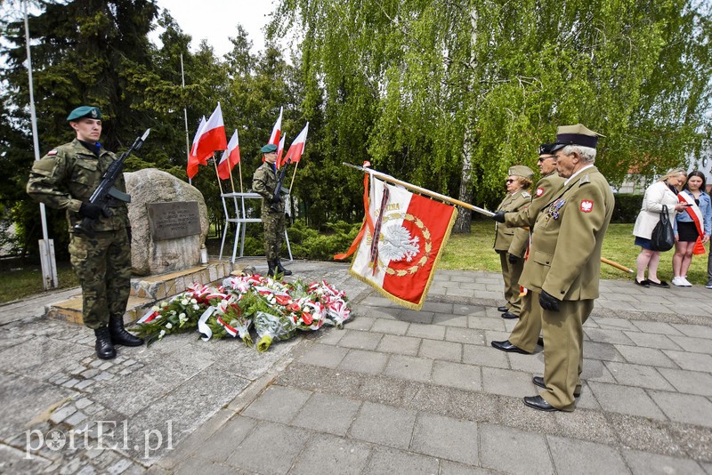 Elbląg, Dziś przed obeliskiem przypominającym o więźniach hitlerowskiego obozu złożono kwiaty Elbląg, Dziś przed obeliskiem przypominającym o więźniach hitlerowskiego obozu złożono kwiaty