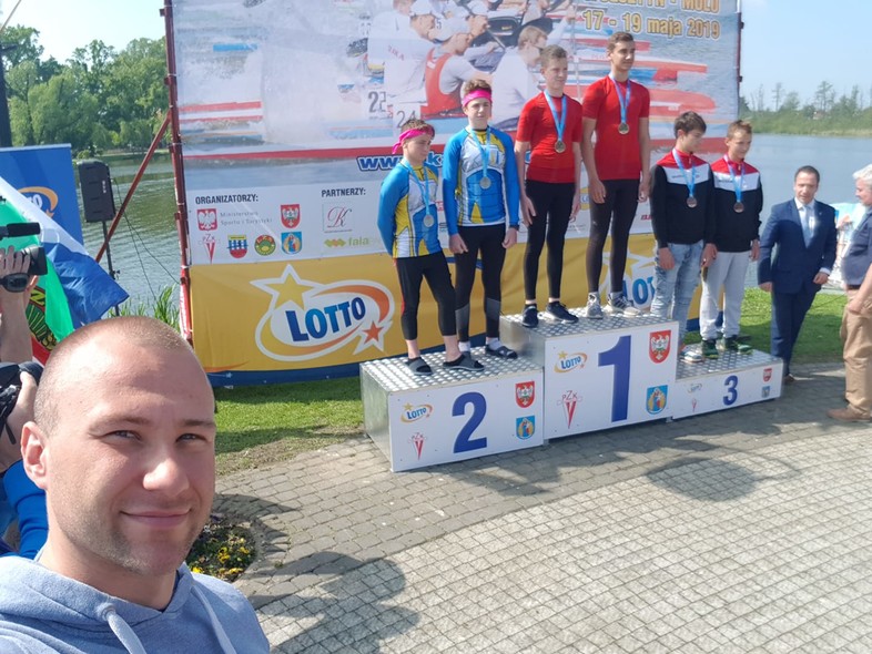 Elbląg, Mikołaj Kot i Kuba Łyczkowski zdobyli srebrny medal długodystansowych Mistrzostw Polski w K2 na dystansie 5000 m w swojej kategorii wiekowej. Ich trenerem jest Wojciech Załuski,