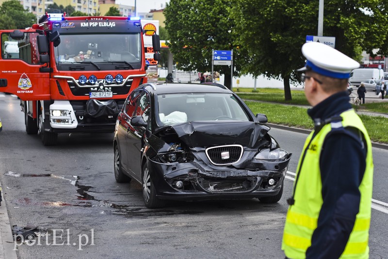 Elbląg, Kolizja audi z seatem przed mostem Wyszyńskiego Elbląg, Kolizja audi z seatem przed mostem Wyszyńskiego