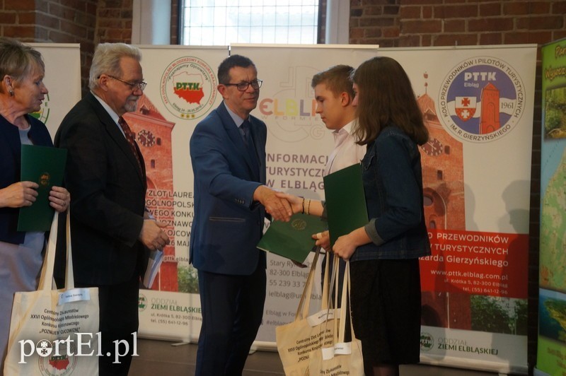 Elbląg, Nagrody laureatom wręczał szef PTTK Ziemi Elbląskiej Leszek Marcinkowski Elbląg, Nagrody laureatom wręczał szef PTTK Ziemi Elbląskiej Leszek Marcinkowski