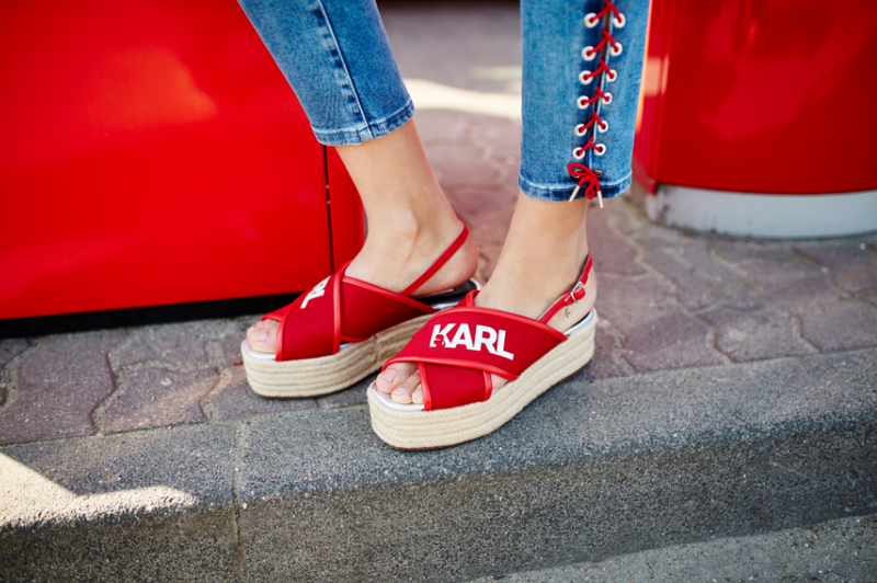 Nowoczesny sklep z damskimi ubraniami Nowoczesny sklep z damskimi ubraniami