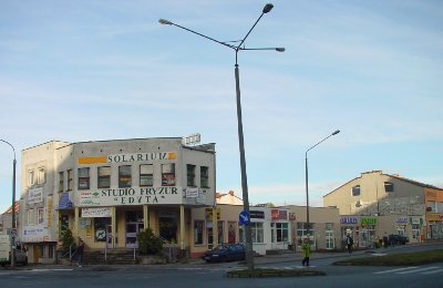 Elbląg, Pokazany na zdjęciu zespól obiektów handlowo-usługowych znajduje się na wlocie największej dzielnicy mieszkaniowej Elbląga – Zawady.