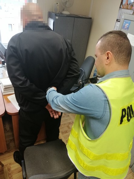 Elbląg, Policjanci zatrzymali mężczyznę podejrzanego o zniszczenie krzyża w kościele, Elbląg, Policjanci zatrzymali mężczyznę podejrzanego o zniszczenie krzyża w kościele,