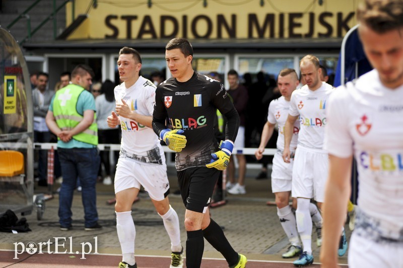 Elbląg, Sebastian madejski (w ciemnym stroju) przedłużył umowę z Olimpią