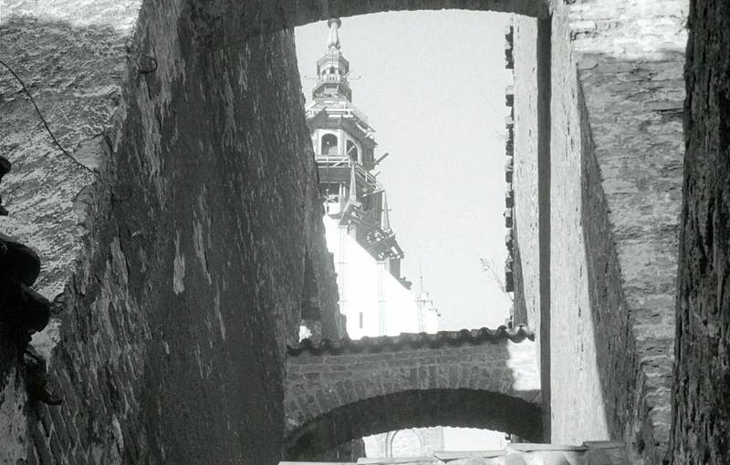 Elbląg, Wieża katedry w 1963 r. podczas krycia hełmu blachą (zdj. z archiwalnego artykułu "Kalendarium elbląskie: 6-12 maja", opublikowanego na portEl.pl 5.05.2019 r.)