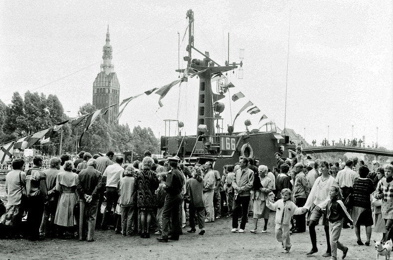 Elbląg, Zwiedzanie okrętu patrolowego Morskiego Oddziału Straży Granicznej podczas Dni Morza w 1992 roku Elbląg, Zwiedzanie okrętu patrolowego Morskiego Oddziału Straży Granicznej podczas Dni Morza w 1992 roku