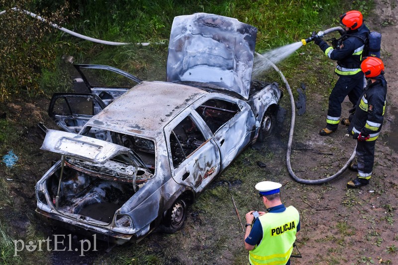 Elbląg, Porzucony nissan spłonął pod trasą S22 Elbląg, Porzucony nissan spłonął pod trasą S22