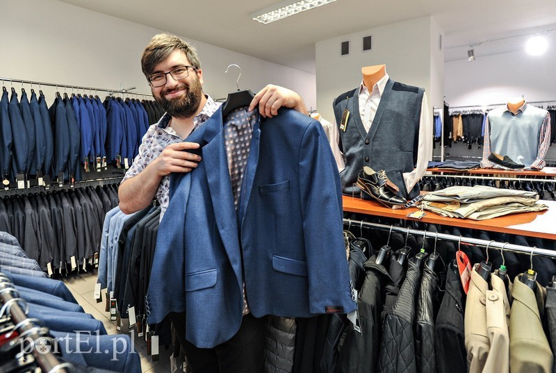 Elbląg, Paweł Walkiewicz w salonie mody męskiej Adonis przekonał się, że dobrze skrojony garnitur dodaje pewności siebie