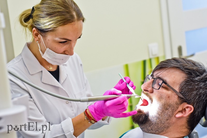 Elbląg, Paweł Walkiewicz podczas zabiegów dentystycznych