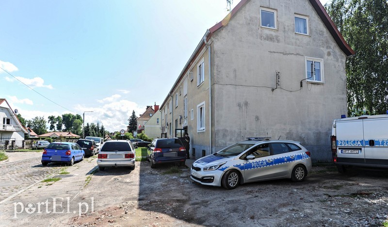 Elbląg, 24-latek ranił partnerkę nożem i uciekł. Po trzech godzinach zatrzymali go policjanci