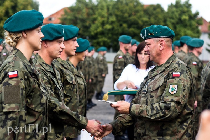 Elbląg, Dowódca płk. Piotr Pankowski wręcza żołnierzom akty powołania do służby