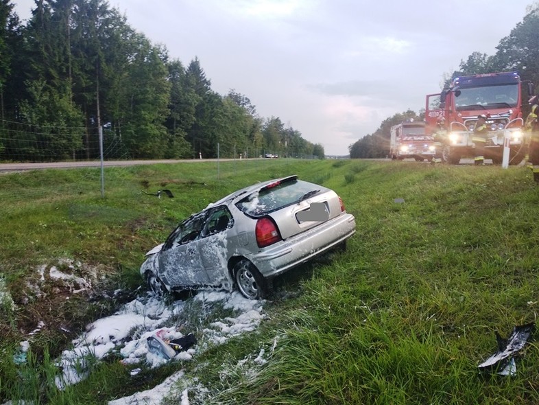 Elbląg, W pobliżu S22 dachowała honda Elbląg, W pobliżu S22 dachowała honda