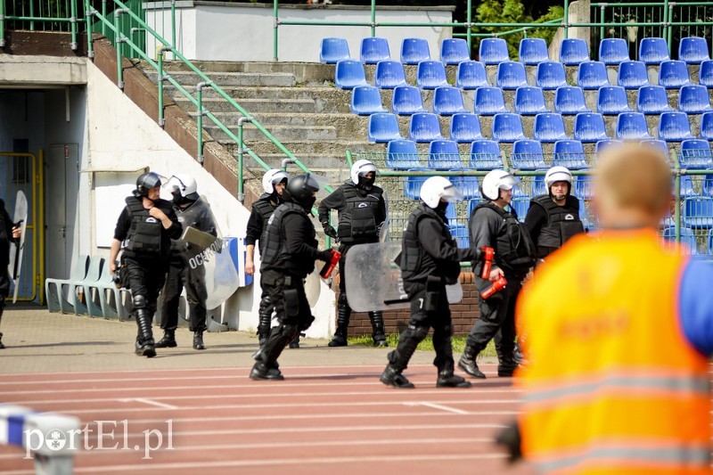 Elbląg, Policjanci podczas meczu pomiędzy Elaną Toruń a Olimpią Elbląg, który odbył się 19 maja