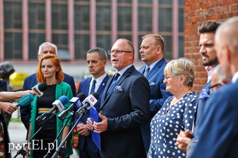 Elbląg, Jacek Protas (przy mikrofonie) przedstawił listę KO do Sejmu Elbląg, Jacek Protas (przy mikrofonie) przedstawił listę KO do Sejmu
