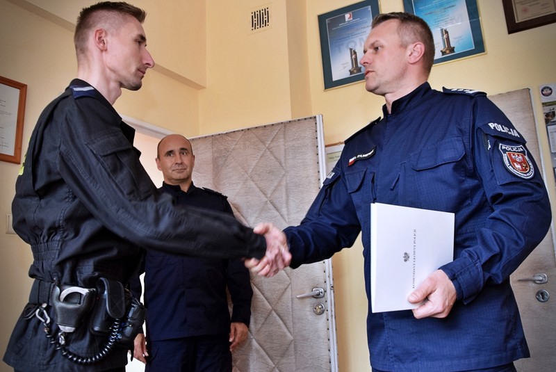 Elbląg, St. sierż. Artur Ponichtera (z lewej) odbiera wyróżnienie od insp. Arkadiusza Sylwestrzaka Elbląg, St. sierż. Artur Ponichtera (z lewej) odbiera wyróżnienie od insp. Arkadiusza Sylwestrzaka