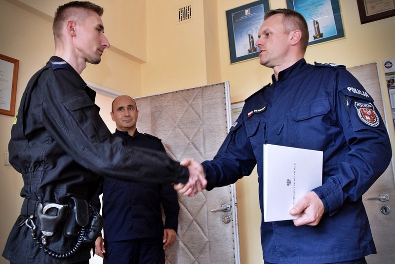 Elbląg, St. sierż. Artur Ponichtera (z lewej) odbiera wyróżnienie od insp. Arkadiusza Sylwestrzaka